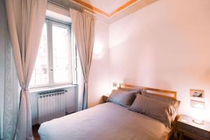 una camera da letto con un grande letto e una finestra di MonferraTO: tutto a due passi a Torino