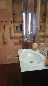 uma casa de banho com um lavatório branco e um espelho. em Casa Pinares em Móstoles