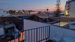 Blick auf eine Stadt vom Dach eines Gebäudes in der Unterkunft A Casa do Tenente in Faro