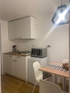 A kitchen or kitchenette at Casa accanto teatro Még 6 kép
