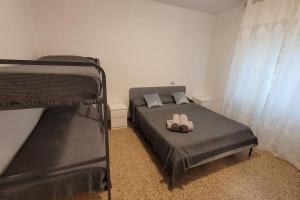een slaapkamer met 2 stapelbedden in een kamer bij Appartamento estivo PONENTE - Misano A.(RN) in Misano Adriatico
