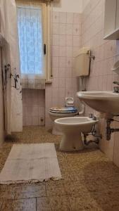 een badkamer met een toilet en een wastafel bij Appartamento estivo PONENTE - Misano Adriatico -RN- in Misano Adriatico