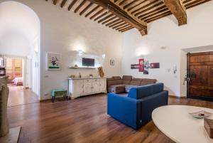 un salon avec un canapé et une table dans l'établissement Incantevole Appartamento Banchi di Sopra, à Sienne