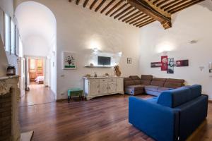 a living room with a couch and a table at Incantevole Appartamento Banchi di Sopra in Siena