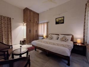 1 dormitorio con 1 cama grande y 1 mesa en Keen Leopard Homestay, en Jawāi Bāndh