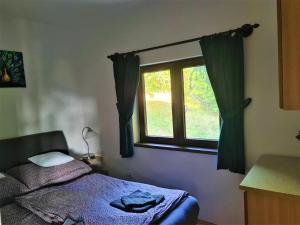 Łóżko lub łóżka w pokoju w obiekcie Égig Érő Fa Vendégház