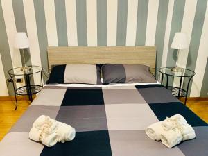 een slaapkamer met een bed met handdoeken erop bij PortamiPortese Trastevere Terrace 