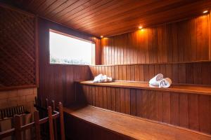 uma sauna com uma fila de cadeiras e uma janela em Pousada das Videiras em Monte Verde