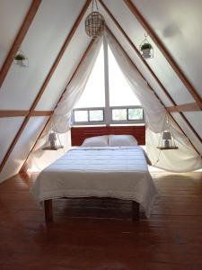 een slaapkamer met een wit bed in een tent bij Boquete Firefly Inn in Boquete