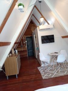 Habitación con escalera, mesa y sillas. en Boquete Firefly Inn, en Boquete