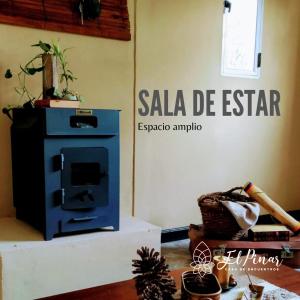 維多利亞的住宿－Casa Pinar，一间客房内配有蓝色炉灶的房间