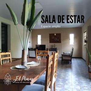維多利亞的住宿－Casa Pinar，一间用餐室,配有一张桌子和植物