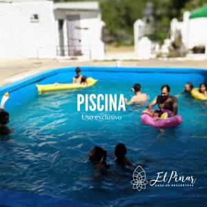 維多利亞的住宿－Casa Pinar，一群人在游泳池游泳