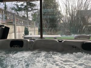 eine Badewanne mit Schnee neben einem Fenster in der Unterkunft Appt privé, Jaccuzi pro, 2 pers, 100m2, jardin, proche, Parc des Expositions, Aéroport CDG, Villepinte in Villepinte