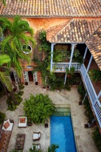 eine Luftansicht eines Hauses mit Pool in der Unterkunft Luxury 10 BR Colonial Mansion in Cartagena de Indias