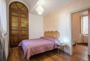 une chambre avec un lit et une table dedans dans l'établissement Incantevole Appartamento Banchi di Sopra, à Sienne