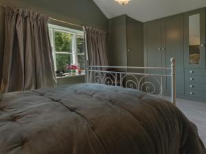 Un dormitorio con una cama grande y una ventana en 1 Bed in Coniston LCC37 en High Nibthwaite