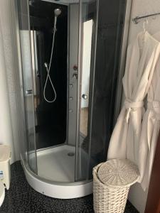 um chuveiro com uma porta de vidro na casa de banho em Belaya Udacha em Odessa