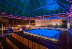 una piscina en un edificio con techo en Pousada das Videiras en Monte Verde