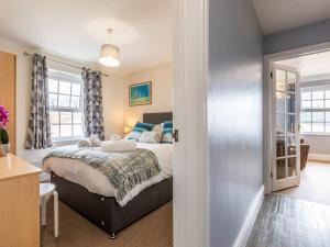 - une chambre avec un lit et des oreillers bleus dans l'établissement 3 Bed in Croyde 87752, à Croyde
