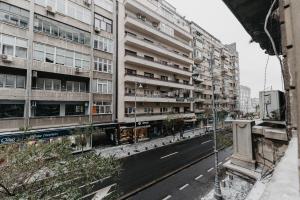 une rue vide devant un grand bâtiment dans l'établissement Studio Piata Amzei NR.1 (8 C), à Bucarest