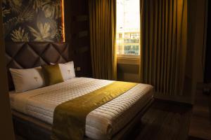 um quarto com uma cama e uma janela em FORTICH APART HOTEL em Guayaquil