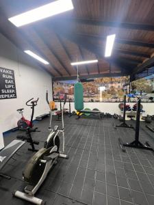 un gimnasio con bicicletas y equipos de ejercicio en una habitación en Apartamento playero en Lecheria en El Morro de Barcelona