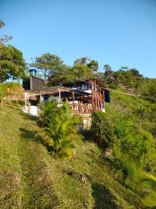 una casa al lado de una colina en Cabin in the Mountains - Chalet, en Ibagué