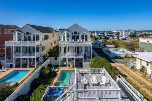 una vista aérea de una casa con piscina en Royal Palace 12 Bedroom Oceanfront Home, en Kill Devil Hills