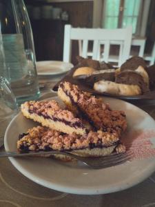 un piatto con tre pezzi di torta su un tavolo di Agriturismo Villa Enrichetta a Bettola