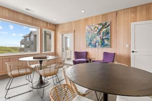 Χώρος καθιστικού στο MerSea Oceanfront 10 Bedroom Home