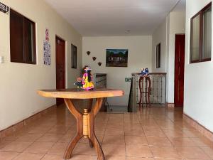 - une table avec un jouet dans une pièce dans l'établissement Hotel Vizcaino, à Matagalpa