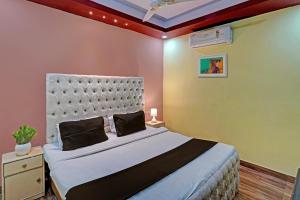 ein Schlafzimmer mit einem großen Bett in einem Zimmer in der Unterkunft OYO Home Picturesque Stay in Dehradun