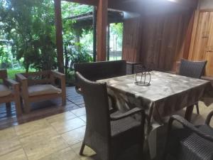 El Mangrullo في فيديراسيون: غرفة طعام مع طاولة وبعض الكراسي +38 صورة