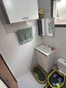 弗洛里亚诺波利斯Apartamento ingleses do rio vermelho Florianópolis的带马桶和水槽的小浴室 更多21张照片