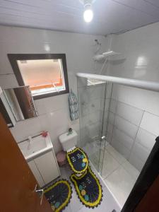 弗洛里亚诺波利斯Apartamento ingleses do rio vermelho Florianópolis的带淋浴和卫生间的小浴室