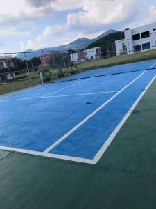 a tennis court with a net on it at casa alvis H7 ,condominio in La Colorada