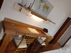 a desk with two chairs and a desk with a lamp at RESIDENCIA-UNIV in Ciudad del Este