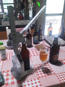 een tafel met een kruis en een glas bier bij Sítio Vó Leonidia - Turismo Rural in Ilha Grande +23 foto's