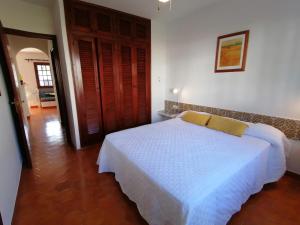 a bedroom with a white bed in a room at Apartamento colibrí in Alaior