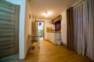 einen Flur mit einer Küche und einem Tisch in einem Zimmer in der Unterkunft Chata Schwarzbach Osrblie in Osrblie