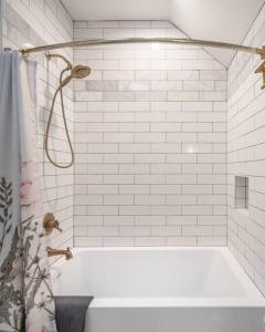 bagno con vasca bianca e doccia di Fawn Chalet in the Prescott Pines Near Downtown a Prescott Altre 17 foto