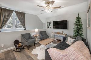 uma sala de estar com um sofá e uma árvore de Natal em Fawn Chalet in the Prescott Pines Near Downtown em Prescott