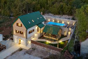 Bazén v ubytování SOKOL - Falcon's nest villa nebo v jeho okolí