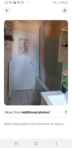 een badkamer met een deur met een foto erop bij Central and cosy apartment tramstrasse 8050 Zürich in Zürich