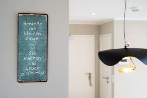 un cartello appeso a un muro in una stanza di Brise N50 beim Strand mit Sauna a Westerland