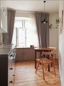Una cocina con una mesa de madera y una mesa y una silla. en Vintage Rooms / Old Town Wroclaw / City Center, en Wroclaw 17 fotos más
