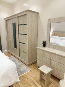 a bedroom with a bed and a large mirror at 106A شقة جميلة بغرفتين نوم ودخول ذاتي in Riyadh