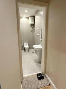 a bathroom with a toilet and a sink at 106A شقة جميلة بغرفتين نوم ودخول ذاتي in Riyadh
