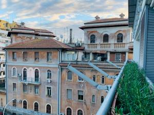 een uitzicht op een oud gebouw in een stad bij PortamiPortese Trastevere Terrace 